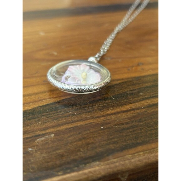 Vintage AVON Silvertone White Pink Purple HIBISCUS FLOWER Cameo Pendant Necklace - Picture 8 of 15